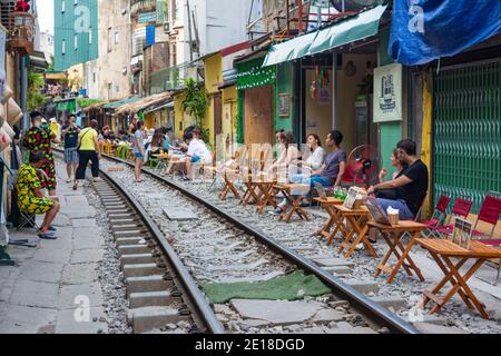 Hanoi, Vietnam - 23 juin 2019: 'Hanoi Street train' est un lieu dans le vieux quartier de hanoi où les trains passent à travers très près des maisons de personnes. Banque D'Images