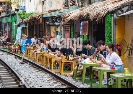 Hanoi, Vietnam - 23 juin 2019: 'Hanoi Street train' est un lieu dans le vieux quartier de hanoi où les trains passent à travers très près des maisons de personnes. Banque D'Images