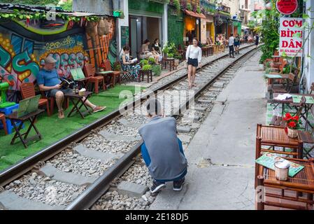 Hanoi, Vietnam - 23 juin 2019: 'Hanoi Street train' est un lieu dans le vieux quartier de hanoi où les trains passent à travers très près des maisons de personnes. Banque D'Images