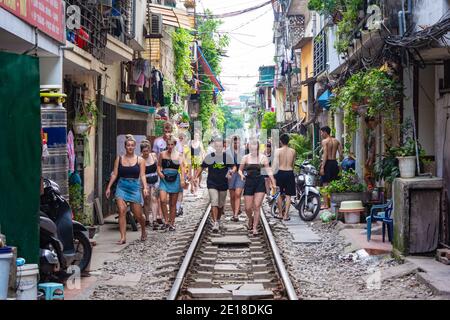 Hanoi, Vietnam - 23 juin 2019: 'Hanoi Street train' est un lieu dans le vieux quartier de hanoi où les trains passent à travers très près des maisons de personnes. Banque D'Images