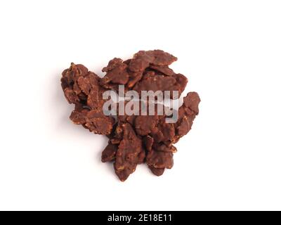 Délicieux biscuits bio aux flocons de maïs faits maison avec du chocolat sur un arrière-plan blanc Banque D'Images