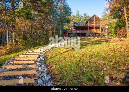 Chalet de luxe en rondins au bord du lac dans les Blue Ridge Mountains près de Blue Ridge, Géorgie. (ÉTATS-UNIS) Banque D'Images