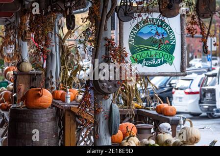 Le marché des fermiers des caissiers, où se trouvent des produits frais de la cuisine locale des Appalaches à Cashiers, en Caroline du Nord. (ÉTATS-UNIS) Banque D'Images