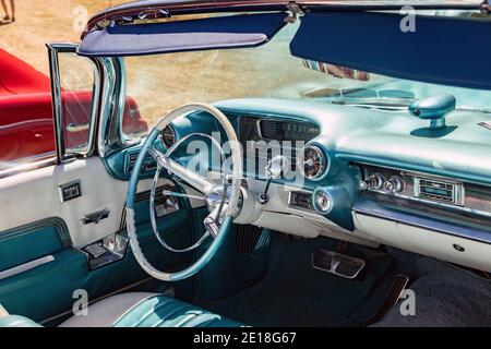 Intérieur vintage d'une voiture décapotable Cadillac Eldorado 1959 classique montrant le volant et le tableau de bord Banque D'Images
