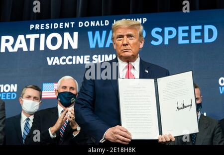 Le président Donald Trump, accompagné du vice-président Mike Pence et des hauts fonctionnaires de la Maison Blanche, présente sa signature après la signature d'un décret-cadre garantissant aux Américains un accès prioritaire aux vaccins COVID-19 développés aux États-Unis ou achetés par le gouvernement américain, Au Sommet de l'opération Warp sur le vaccin contre la vitesse le mardi 8 décembre 2020, à l'Auditorium de la Cour du Sud de l'immeuble Eisenhower de la Maison Blanche. Banque D'Images