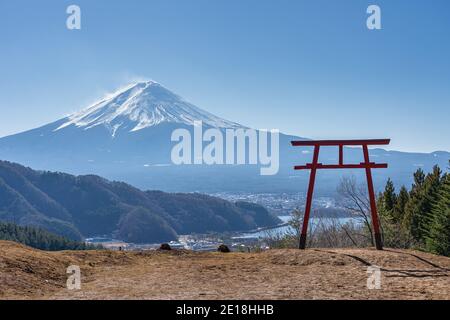 Vue sur la porte de Torii du sanctuaire d'Asama avec le mont Fuji en arrière-plan. Banque D'Images