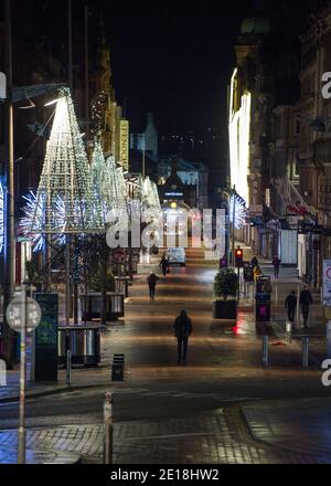 Glasgow, Écosse, Royaume-Uni. 5 janvier 2021. Photo : hier, à 14 h, le premier ministre écossais a annoncé qu'il y aurait un confinement à partir de minuit. Des scènes de ce matin pendant ce qui serait normalement une heure de pointe, ne voit qu'une poignée de navetteurs se rendre à leurs affaires. Le centre ville de Glasgow est vide et déserté. On a dit aux gens de rester dans leur maison à moins que ce soit pour les endroits essentiels de voyageurs comme le travail ou pour obtenir des articles essentiels de nourriture ou d'exercice. Crédit : Colin Fisher/Alay Live News Banque D'Images