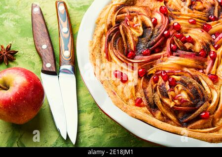 Tarte ou gâteau fait maison à l'automne avec des pommes.tarte aux pommes américaine classique. Banque D'Images