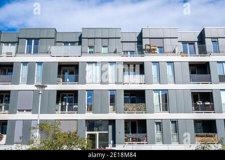 Immeuble moderne d'appartements gris vu à Berlin, Allemagne Banque D'Images