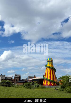 Le toboggan Helter Skelter, qui fait partie de la foire traditionnelle de petite envergure au Black Country Living Museum à Dudley, West Midlands, Angleterre, Royaume-Uni Banque D'Images