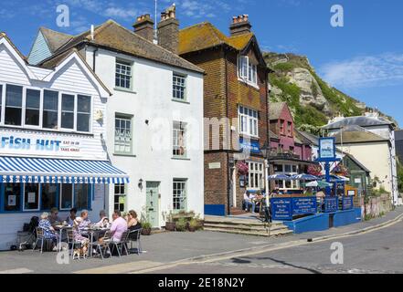 Le Fish Hut et le Dolphin Inn sur le front de mer de Hastings en Angleterre, au Royaume-Uni Banque D'Images