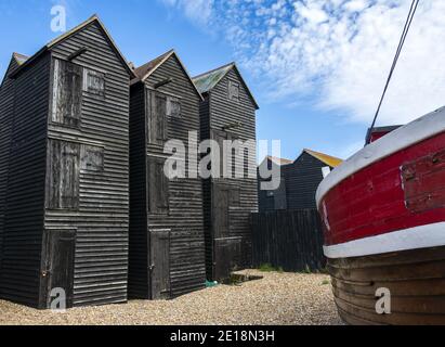 De grands hangars en bois noir sont des bâtiments de stockage traditionnels de la flotte de pêche de Hastings, située dans la vieille ville de Hastings, en Angleterre, au Royaume-Uni Banque D'Images