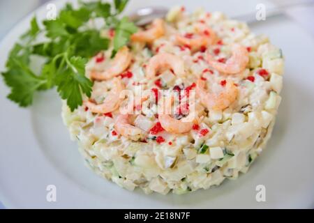 Salade de concombres, câpres, œufs de caille, langue de boeuf et crevettes dans une sauce mayonnaise. Gros plan, mise au point sélective Banque D'Images