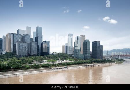 Chongqing city skyline, ponts et gratte-ciel modernes. Banque D'Images