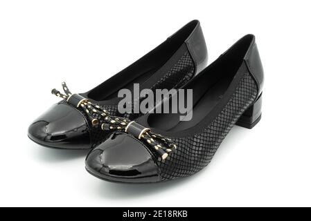 Paire de chaussures en cuir noir isolées sur fond blanc Banque D'Images