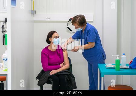 Infirmière vaccinant une femme avec le vaccin Covid 19 Banque D'Images