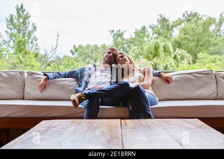 Thoughtful couple sitting on sofa Banque D'Images