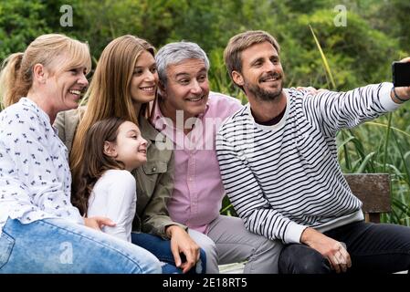 Prendre la famille selfies Banque D'Images
