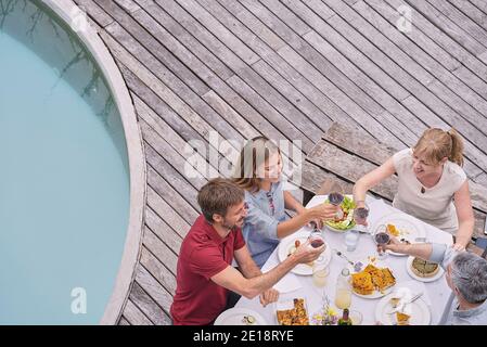 Déjeuner en famille au bord de la piscine Banque D'Images