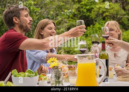 Family having lunch in garden Banque D'Images