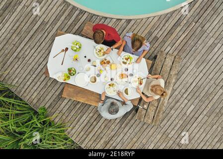 Déjeuner en famille au bord de la piscine Banque D'Images