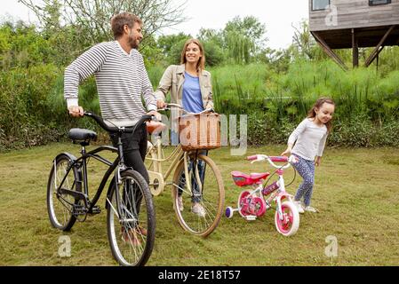 Bonne famille dans le jardin Banque D'Images