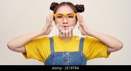 Portrait de la belle jeune femme heureuse en lunettes isolées sur fond blanc Banque D'Images