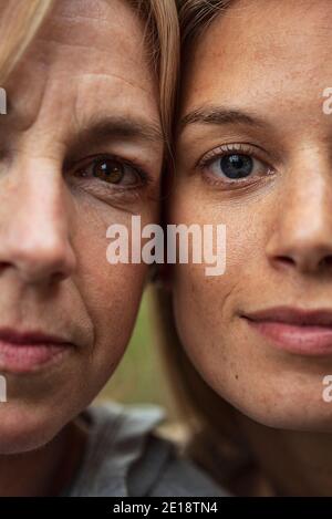 Portrait de la femme avec sa mère en droit Banque D'Images