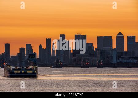 Un ferry à Woolwich transporte des voitures de l'autre côté de la rivière et Canary Wharf et Shard en arrière-plan. Banque D'Images