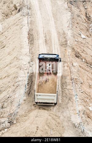 Travailleur de la construction travaillant dans un camion-benne Banque D'Images