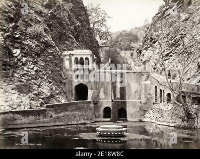 Photographie ancienne du XIXe siècle - Galtaji est un ancien pèlerinage hindou à environ 10 km de Jaipur, dans l'État indien du Rajasthan. Le site se compose d'une série de temples construits dans un étau étroit dans l'anneau des collines qui entoure Jaipur. Une source naturelle émerge sur la colline et coule vers le bas, remplissant une série de kunds sacrés (réservoirs d'eau) dans lesquels les pèlerins se baignent. Banque D'Images