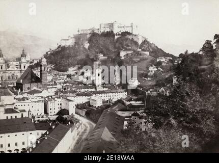 Photographie du XIXe siècle - Salzbourg est une ville autrichienne à la frontière de l'Allemagne, avec vue sur les Alpes orientales. La ville est divisée par la rivière Salzach, avec des bâtiments médiévaux et baroques de la vieille ville piétonne Altstadt sur sa rive gauche, face à la Neustadt (Nouvelle ville) du XIXe siècle sur sa droite. rr Banque D'Images