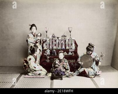 Photographie du XIXe siècle - ère Meiji Japon: Festival des filles, mars. Hinamatsuri, également appelé Journée de la poupée ou Journée des filles, est une journée spéciale au Japon. Célébrés le 3 mars de chaque année, des plates-formes recouvertes d'un tapis rouge sont utilisées pour exposer un ensemble de poupées ornementales représentant l'empereur, l'impératrice, les préposés et les musiciens en costume de cour traditionnel de l'époque Heian. Banque D'Images