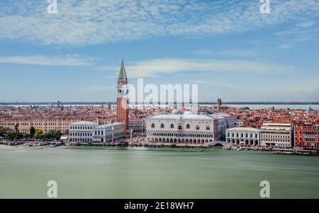 Vue aérienne de la place St Marc, Venise, site touristique de l'île italienne. Piazza San Marco pont de soupirs Banque D'Images