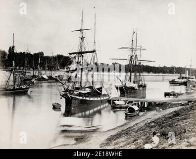 Photographie vintage du XIXe siècle - navires attachés le long de la rivière, Séville, Espagne Banque D'Images