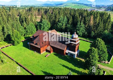 Vue aérienne de l'église en bois articulaire du village De Svaty Kriz en Slovaquie Banque D'Images