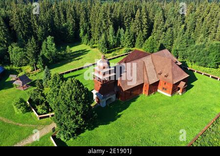 Vue aérienne de l'église en bois articulaire du village De Svaty Kriz en Slovaquie Banque D'Images