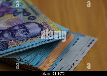 Accent sélectif sur la pile de LEI roumain Money. Billets de lei isolés. Banque D'Images