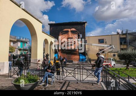 Naples, Italie. 04e janvier 2021. Jorit Agoch, artiste de rue napolitaine, a créé sa nouvelle fresque en Quarto, dans la province de Naples, représentant le visage de Diego Armando Maradona, décédé le 25 novembre 2020, Dique Luján, Argentine, ancien joueur de la ssc napoli de 1984 à 1991. La figure de maradona à naples et dans la province est vénérée comme un saint. Crédit : Agence photo indépendante/Alamy Live News Banque D'Images