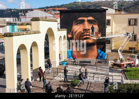 Naples, Italie. 04e janvier 2021. Un aperçu de la place où jorit agoch, un artiste de rue napolitain, a créé sa nouvelle fresque en quarto dans la province de naples le visage de diego armando maradona qui est mort le 25 novembre 2020, dique luján, argentine, ancien joueur de ssc napoli de 1984 à 1991. Crédit : Agence photo indépendante/Alamy Live News Banque D'Images