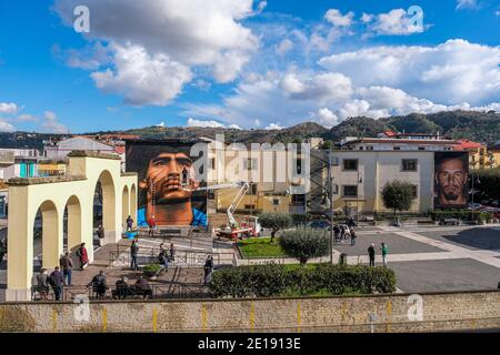 Naples, Italie. 04e janvier 2021. Un aperçu de la place où jorit agoch, un artiste de rue napolitain, a créé sa nouvelle fresque en quarto dans la province de naples le visage de diego armando maradona qui est mort le 25 novembre 2020, dique luján, argentine, Ancien joueur de ssc napoli de 1984 à 1991. Sur la droite il y a aussi marek hamsik également peint par jorit Credit: Agence de photo indépendante/Alamy Live News Banque D'Images