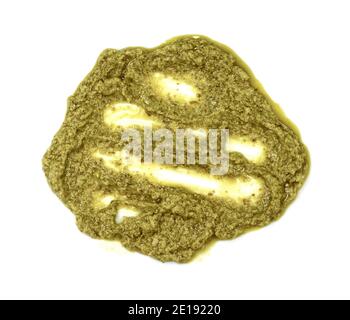 Le pesto se propage ou le blob est isolé sur fond blanc. Sauce déversée maison italienne verte faite de basilic moulu, ail, graines de pin, olives et Banque D'Images