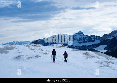 Deux randonneurs à raquettes le long de la crête de Kronberg, une montagne de Sitzerland Banque D'Images