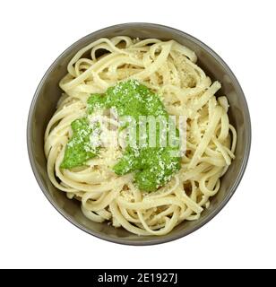 Cuisine italienne. Spaghetti aux pâtes avec sauce originale au pesto vert à Gênes (Genova) Italie sur fond blanc, pâtes avec basilic pesto herbes backgrou Banque D'Images