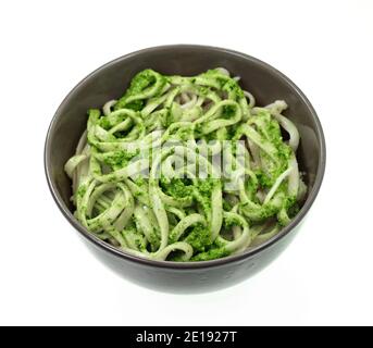 Cuisine italienne. Spaghetti aux pâtes avec sauce originale au pesto vert à Gênes (Genova) Italie sur fond blanc, pâtes avec basilic pesto herbes backgrou Banque D'Images