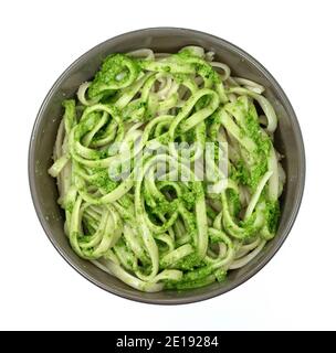 Cuisine italienne. Spaghetti aux pâtes avec sauce originale au pesto vert à Gênes (Genova) Italie sur fond blanc, pâtes avec basilic pesto herbes backgrou Banque D'Images