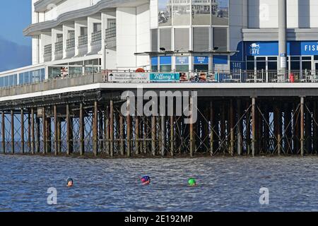 Weston Super Mare, Royaume-Uni. 05 janvier 2021. Météo Royaume-Uni. 3 dames ont vu nager à Weston Super Mare par la célèbre jetée sur un matin très froid et amèrement glacial en janvier, la veille encore un autre verrouillage national. Crédit d'image: Robert Timoney/Alamy Live News Banque D'Images