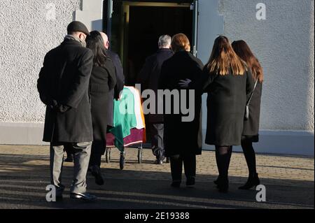 Bernadette Sands McKevitt (troisième à droite), l'épouse de l'ancien vrai dirigeant de l'IRA Michael McKevitt, marche derrière son cercueil alors qu'il arrive à l'église pour ses funérailles à Blackrock, Co Louth. Banque D'Images