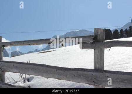 fonte de neige derrière une clôture dans les montagnes Banque D'Images