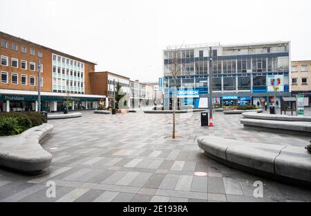 Crawley Royaume-Uni 5 janvier 2021 - Queens Square dans le centre-ville de Crawley est calme aujourd'hui après que les dernières restrictions COVID-19 pour l'Angleterre ont été annoncées hier par le Premier ministre Boris Johnson . La ville de Crawley, dans l'ouest du Sussex, a l'une des plus fortes en hausse dans les cas du Sud-est et son économie souffre également gravement en raison de sa proximité de l'aéroport de Gatwick : crédit Simon Dack / Alay Live News Banque D'Images